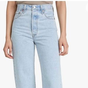 EUC Levi’s Ribcage straight size 30